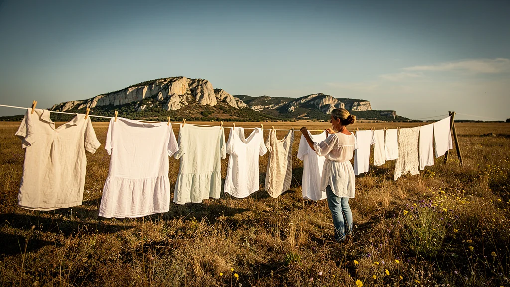 Sécher le linge au soleil en été dans la Crau, scène réaliste et lumineuse du séchage solaire traditionnel